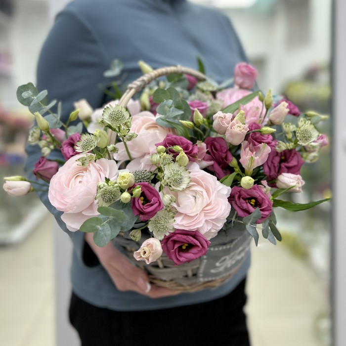 Эустомы и розовые ранункулюсы в маленькой корзине